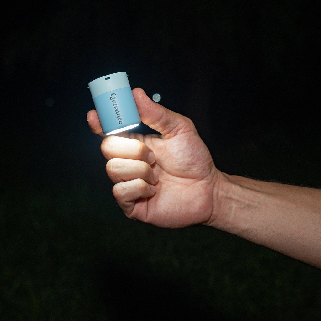 Qunature Mini-Luftpumpe elektrisch, Hellblau, im Einsatz (3)
