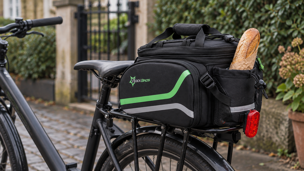 Gepäckträgertasche – mit Baguette auf dem Fahrrad am Gehweg