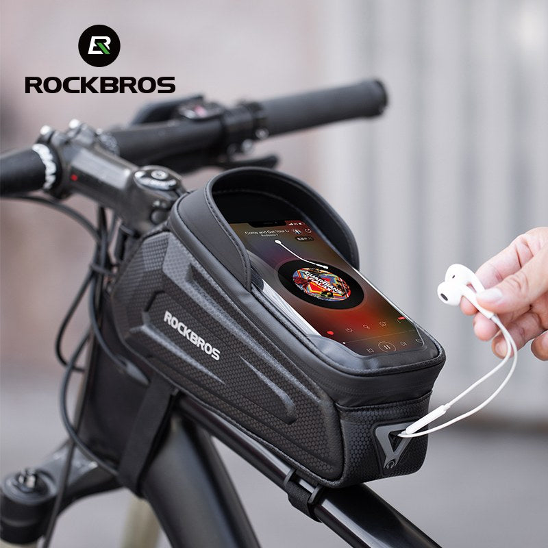 Die Tasche am Oberrohr mit eingelegtem Smartphone und Kopfhörerkabel.