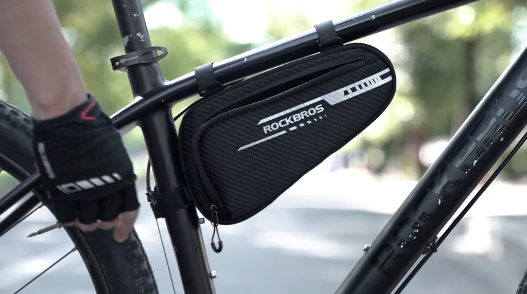 Die montierte Tasche am Rad von der Seite.