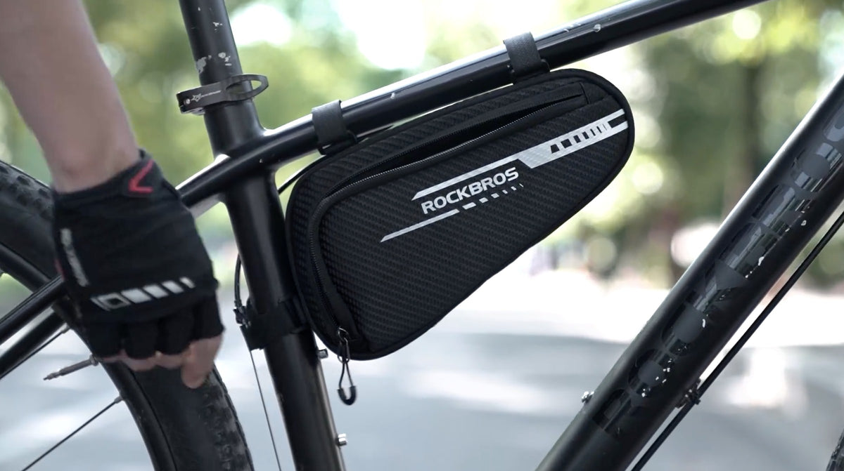 Die montierte Tasche am Rad von der Seite.
