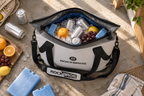 Kühltasche 22 L – geöffnet mit Dosen und Obst auf dem Tisch