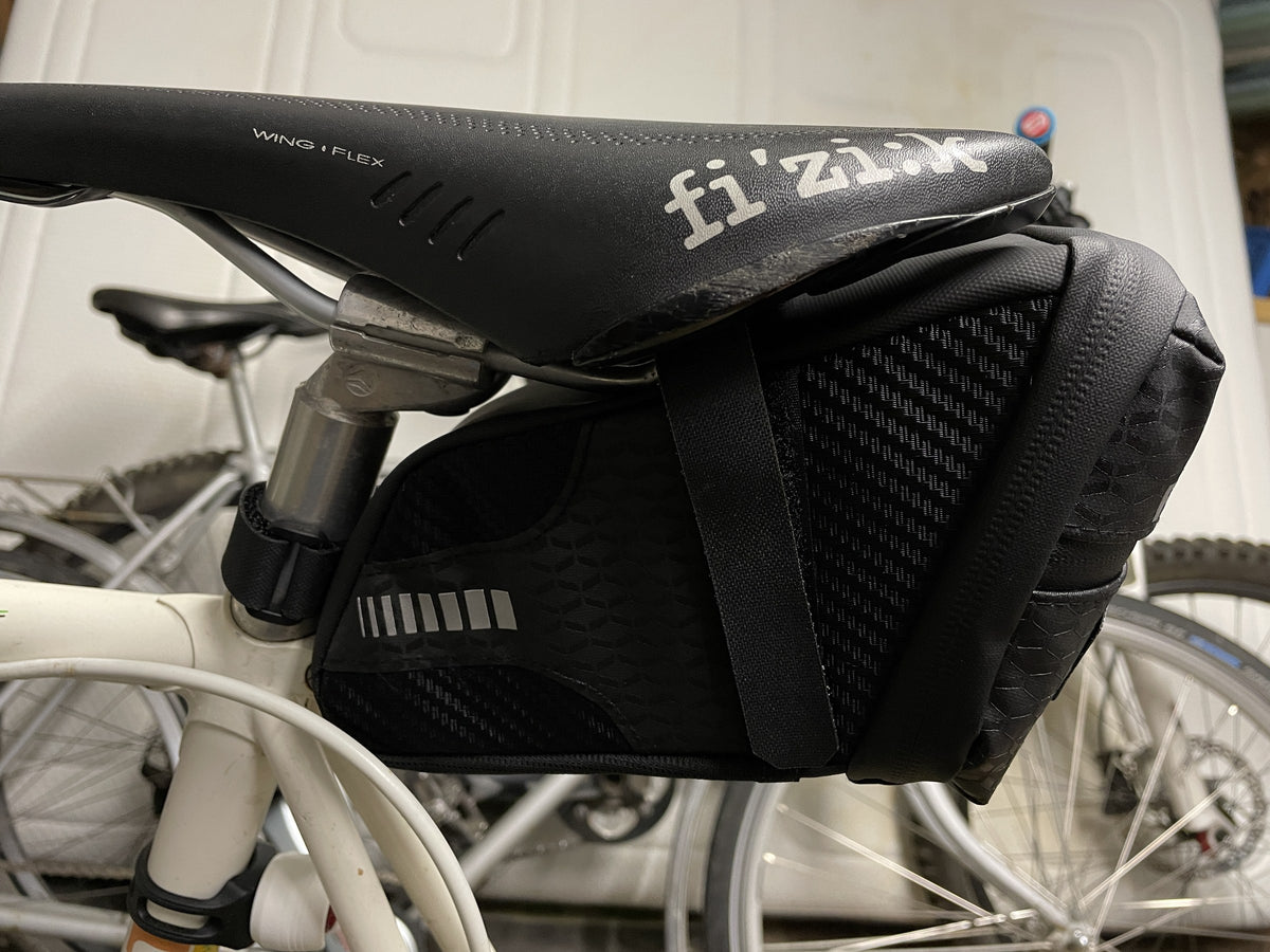 Die Satteltasche unter dem Sattel eines Fahrrads, Ansicht von der Seite.