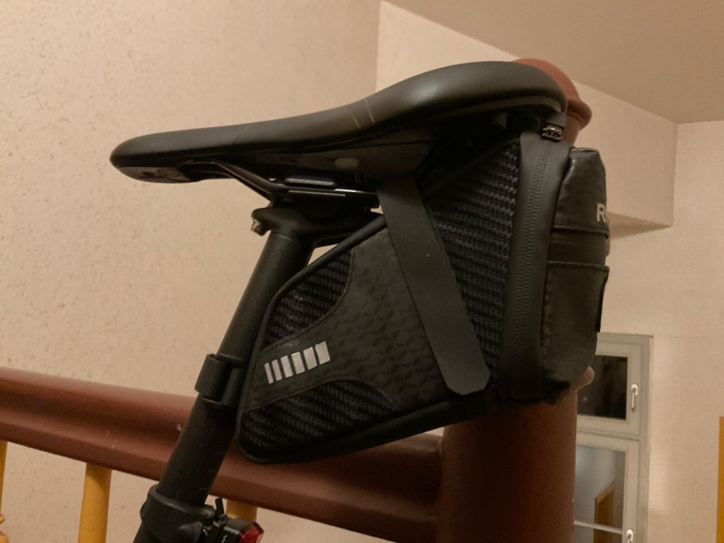 Die Tasche an einem Rad im Freien, Blick von schräg hinten.