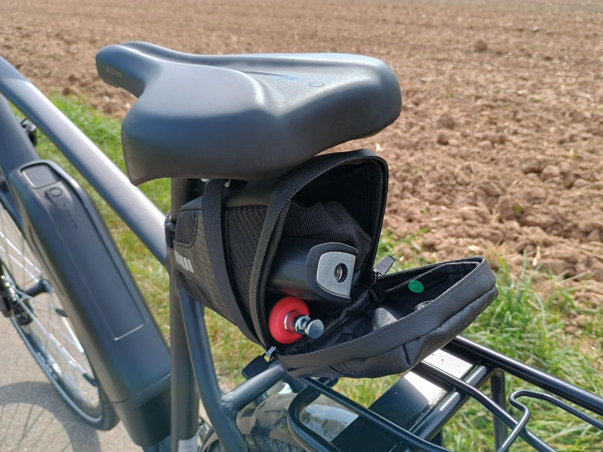 Ein Rennrad mit montierter Satteltasche am Seeufer.