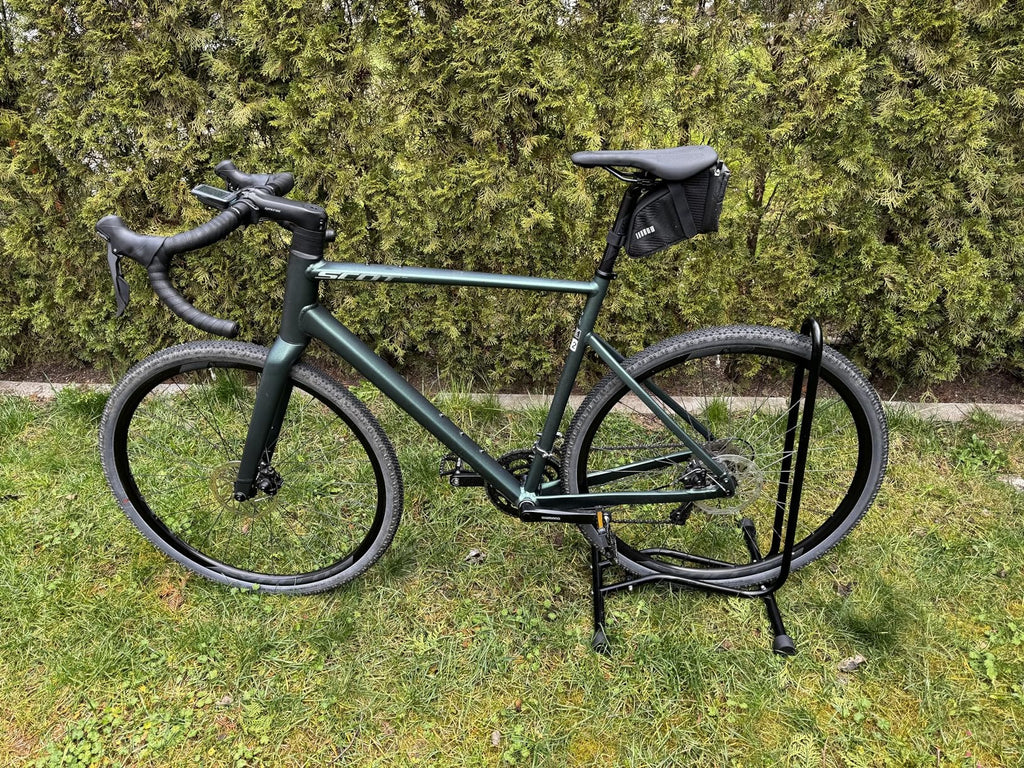 Die Tasche an einem weißen Rennrad von der Seite.