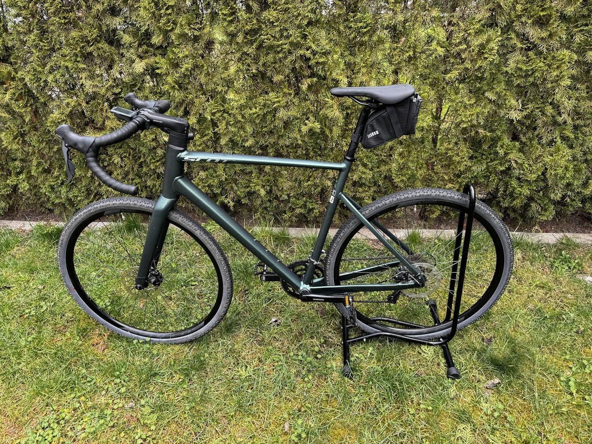 Die Tasche an einem weißen Rennrad von der Seite.