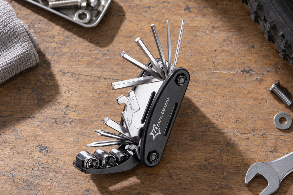 Multitool mit 16 Funktionen – aufgeklappt mit Innensechskantschlüsseln und Stecknüssen auf Holz