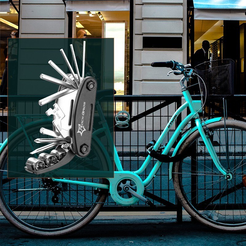 Eine Hand nutzt das Multitool an der Schaltung.