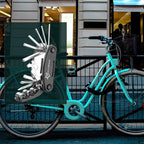 Eine Hand nutzt das Multitool an der Schaltung.