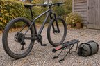 Gepäckträger Alu – neben Fahrrad und Gepäck auf einem Schotterplatz