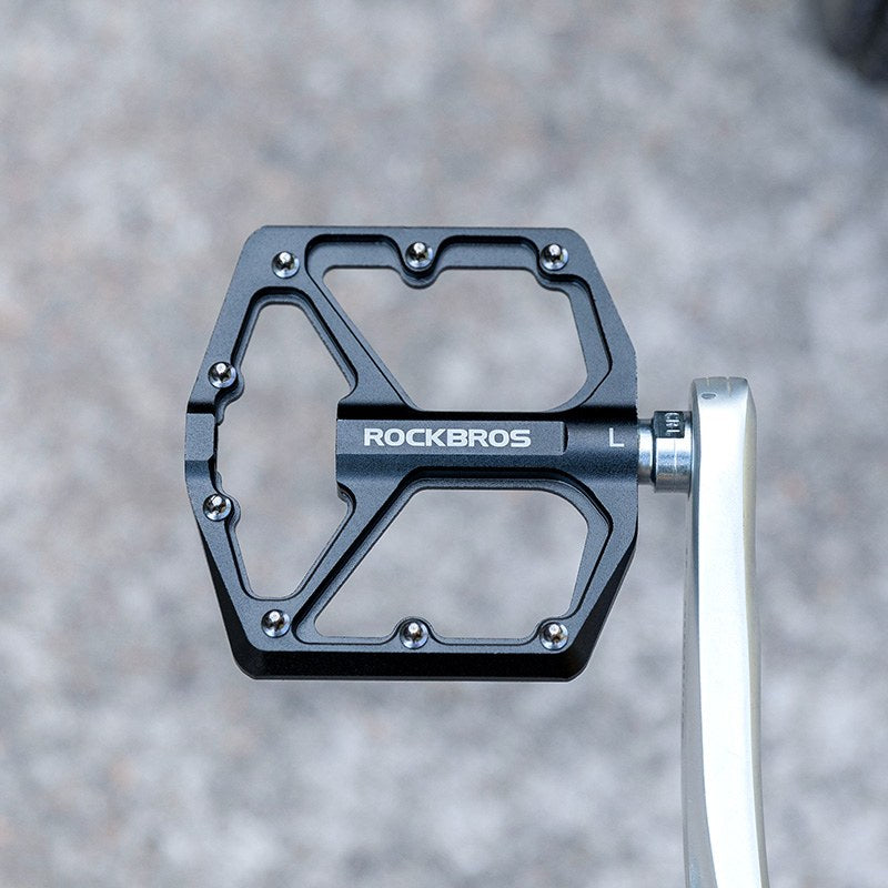 Beide Pedale des Paars nebeneinander, Achsen sichtbar.