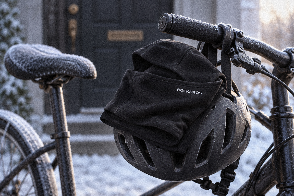 Sturmhaube aus Fleece für den Winter – auf einem Fahrradhelm an einer verschneiten Straße