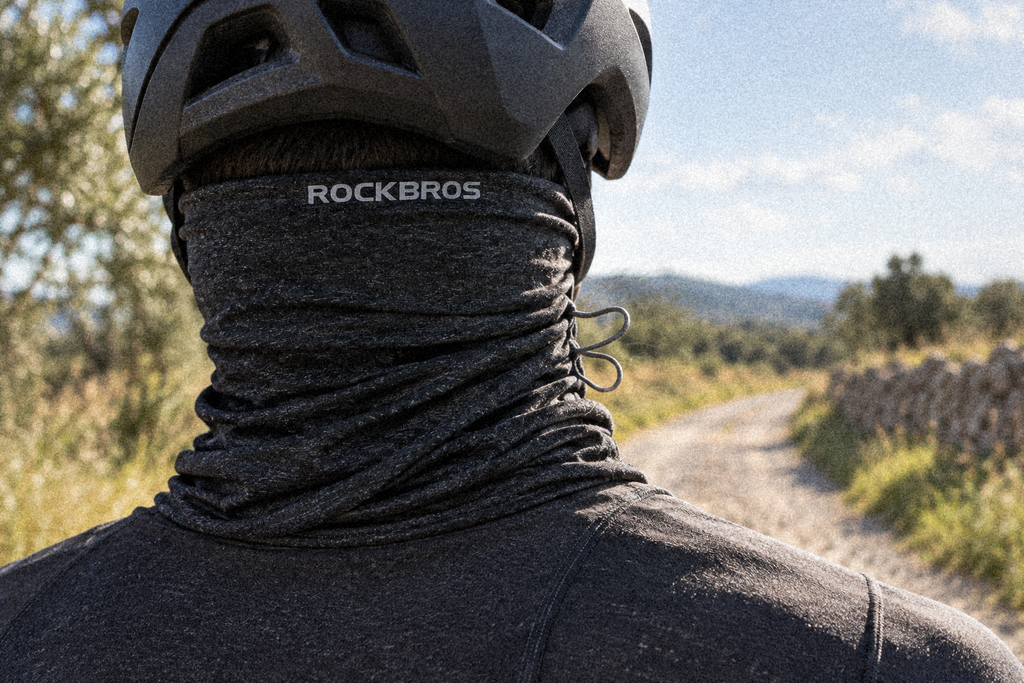 Halstuch für den Sommer mit Zugband – am Hals einer Person von hinten auf einem Feldweg