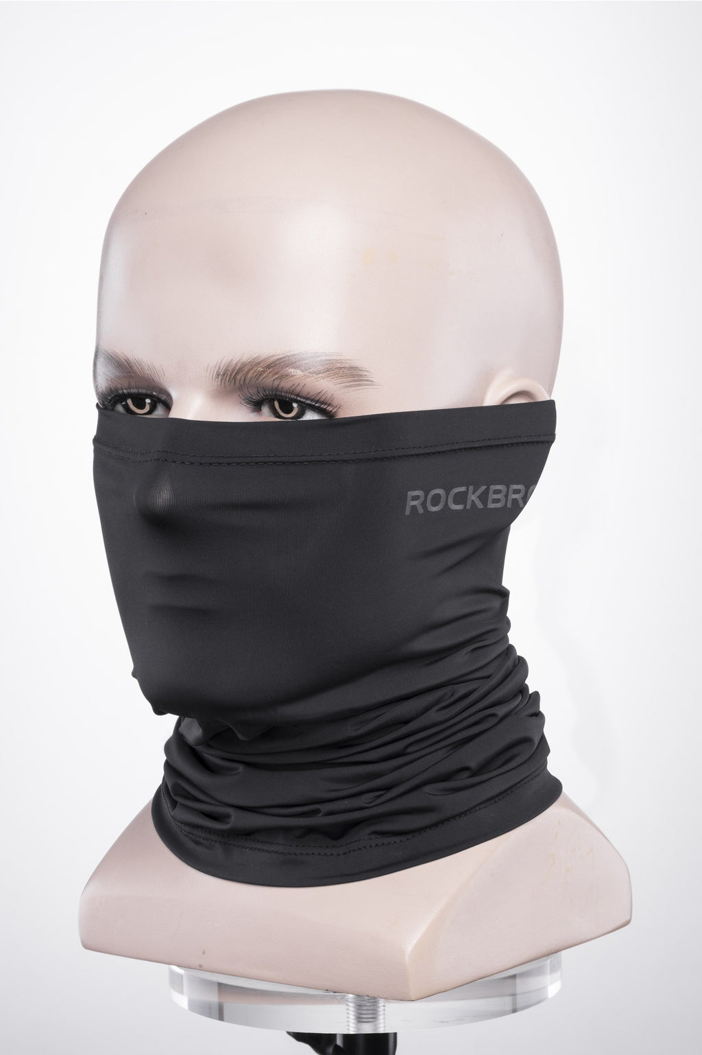 Ein Modell trägt das Halstuch am Hals, Ansicht von vorn.